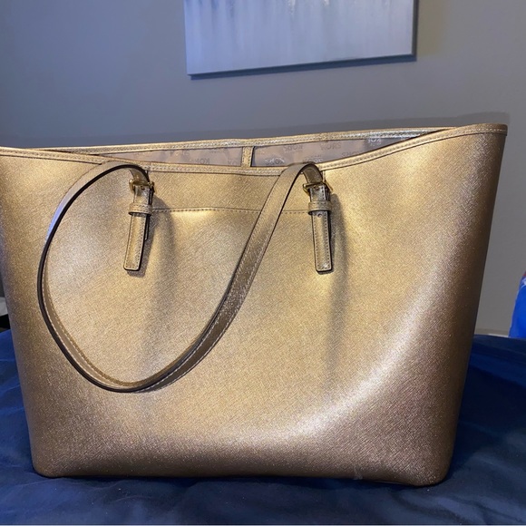 EUC Michael kors gold XL tote bag - Picture 4 of 17